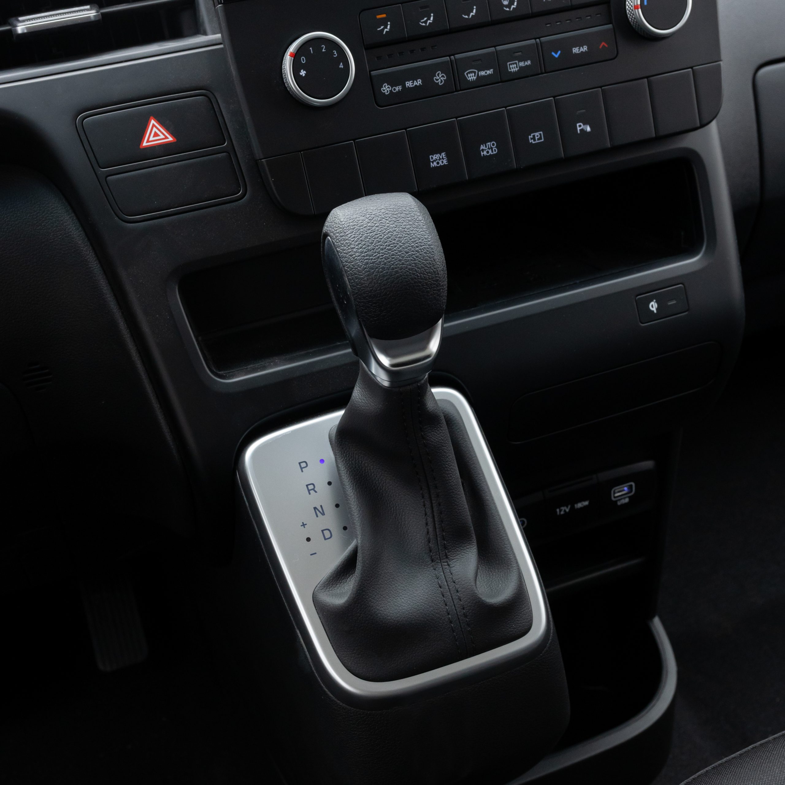 هيونداي – ستاريا ديزل , 11 راكب – 2200 سي سي