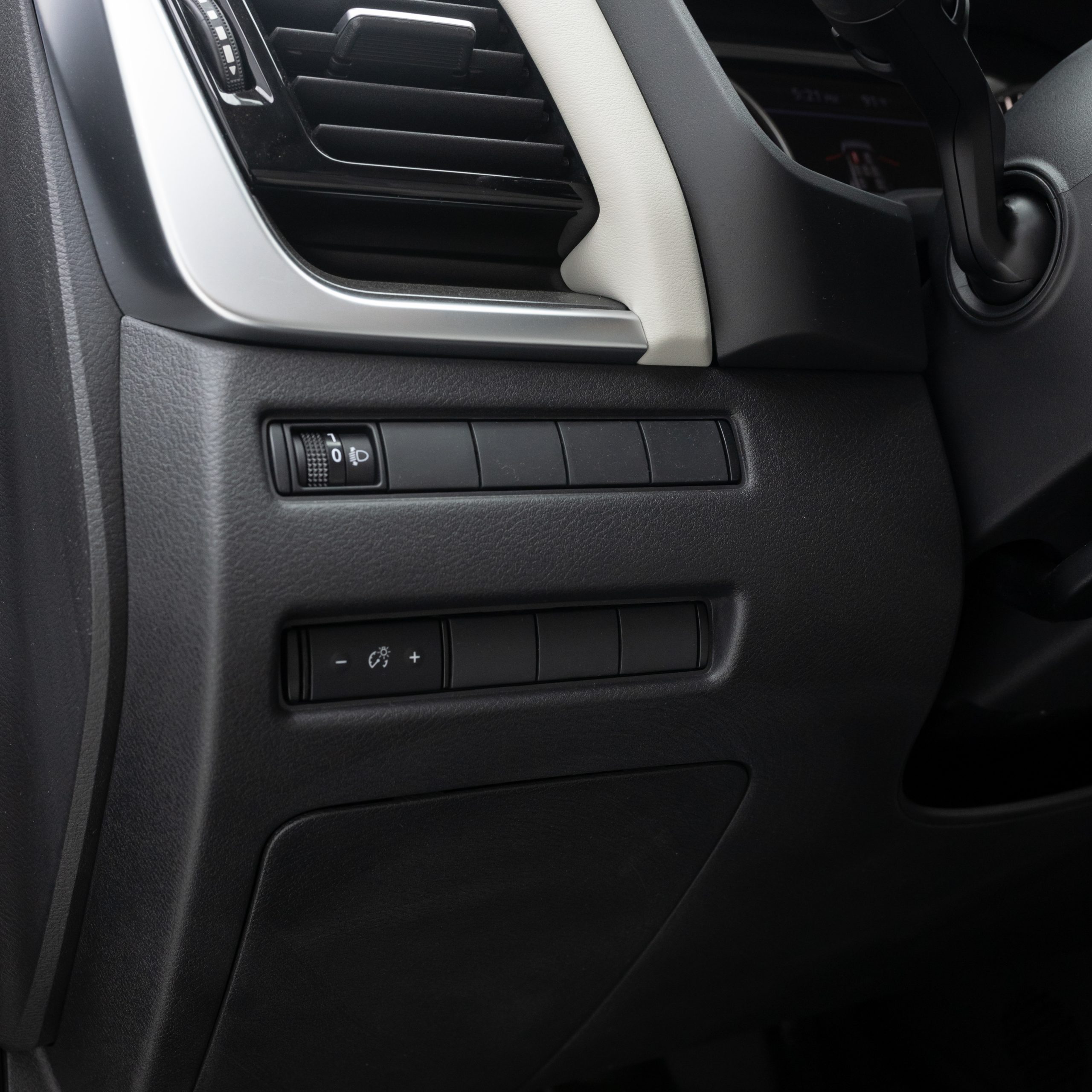 نيسان – اكس تريل بدون دبل , 7 راكب – 2500 سي سي-2025