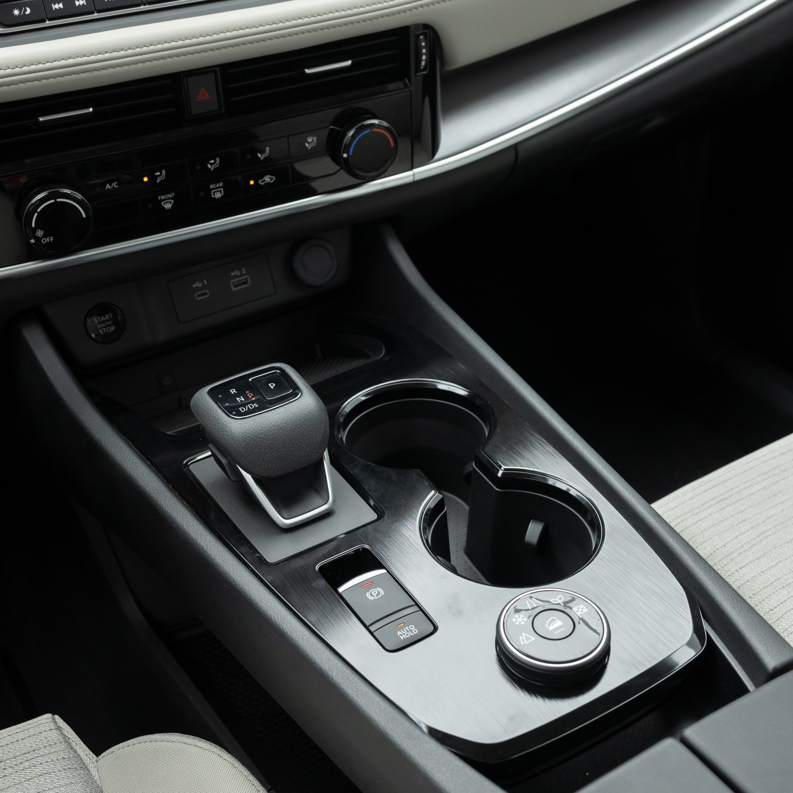 نيسان – اكس تريل بدون دبل , 7 راكب – 2500 سي سي-2025