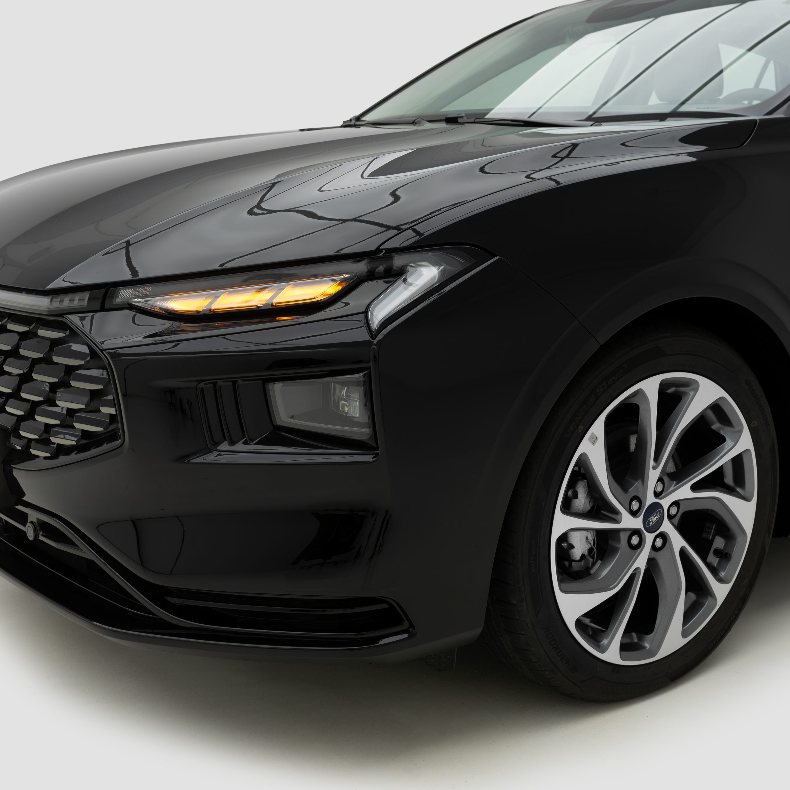 فورد – تورس تيتانيوم – 2000 سي سي 2026