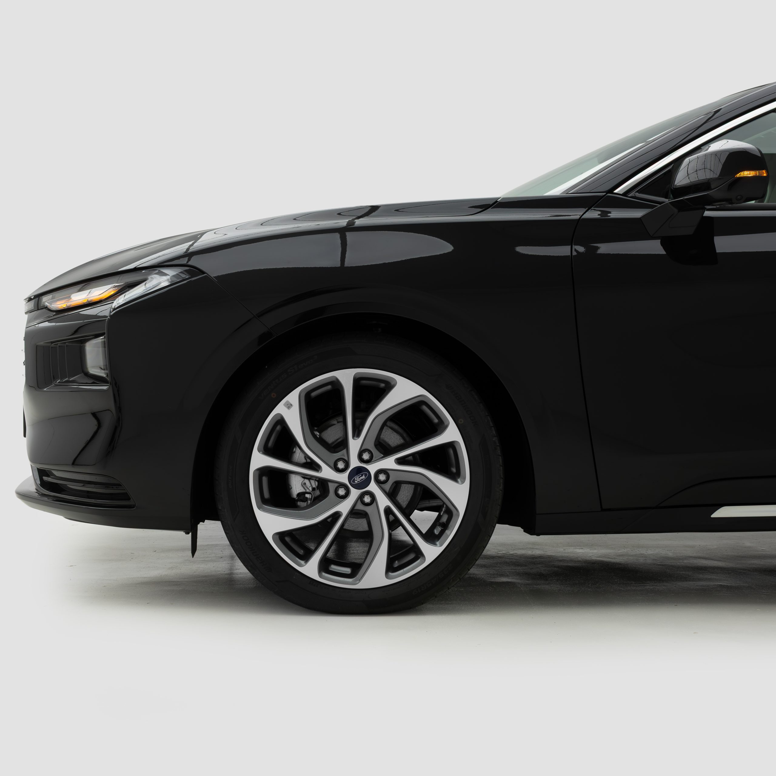 فورد – تورس تيتانيوم – 2000 سي سي 2026