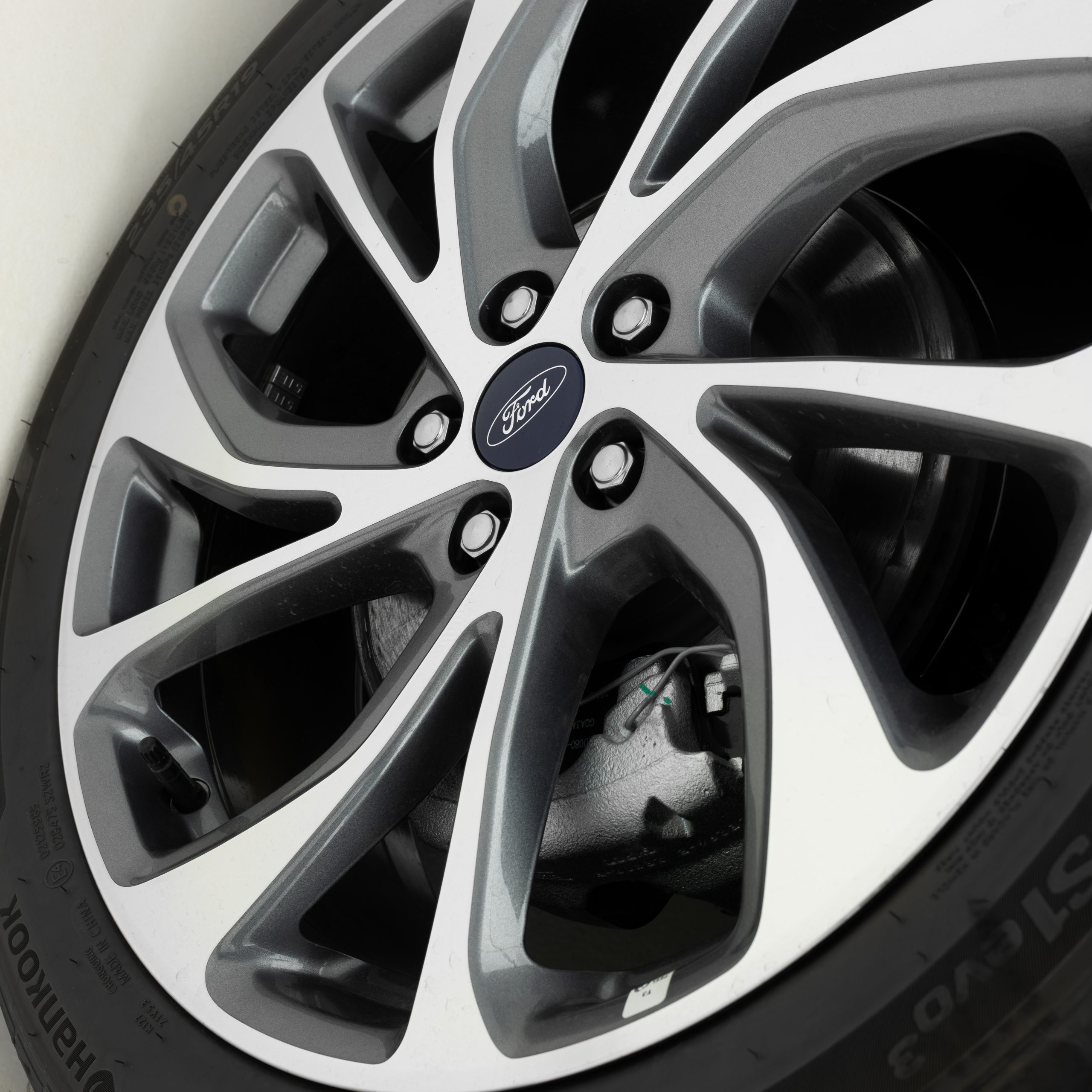 فورد – تورس تيتانيوم – 2000 سي سي 2026