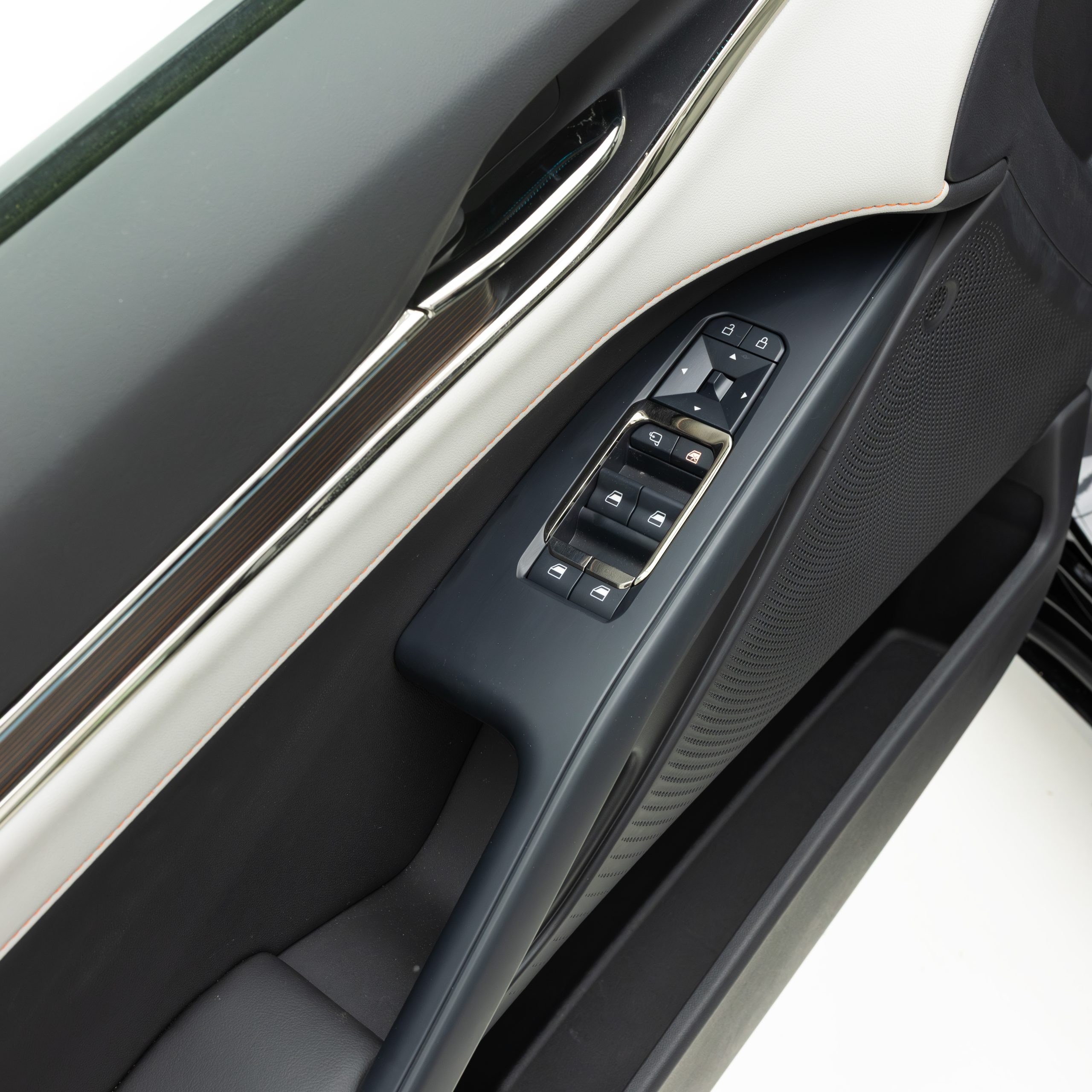 فورد – تورس تيتانيوم – 2000 سي سي 2026