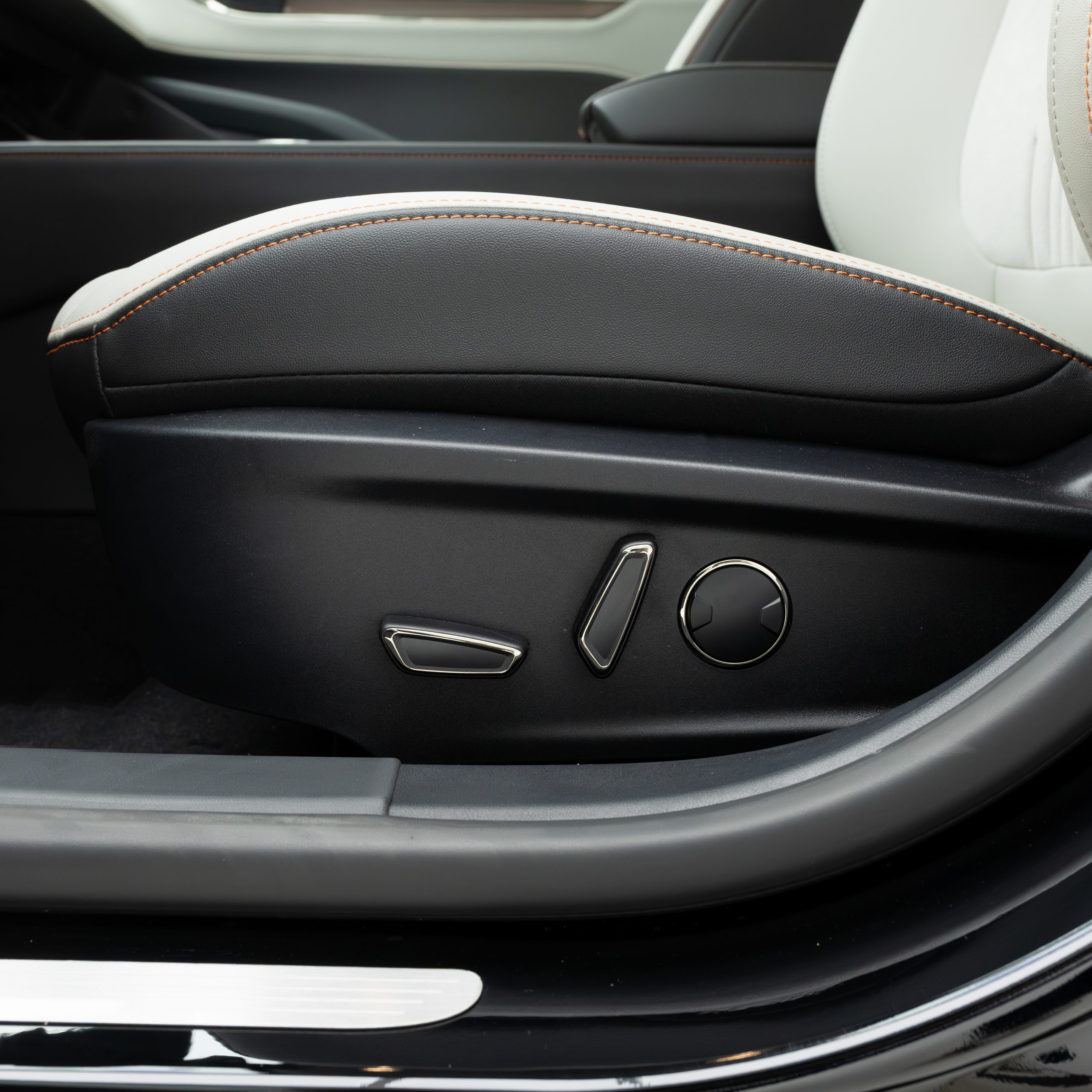 فورد – تورس تيتانيوم – 2000 سي سي 2026