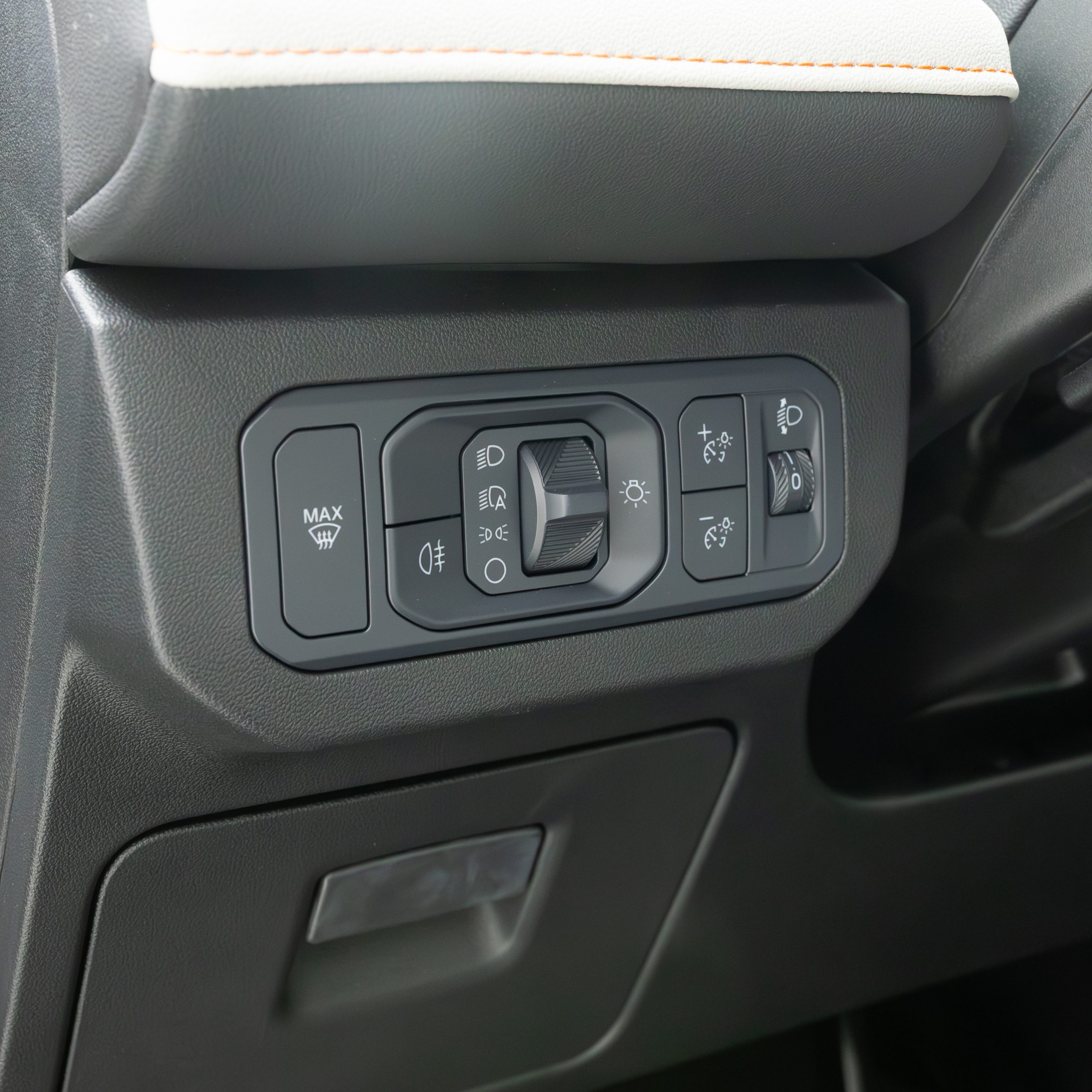 فورد – تورس تيتانيوم – 2000 سي سي 2026