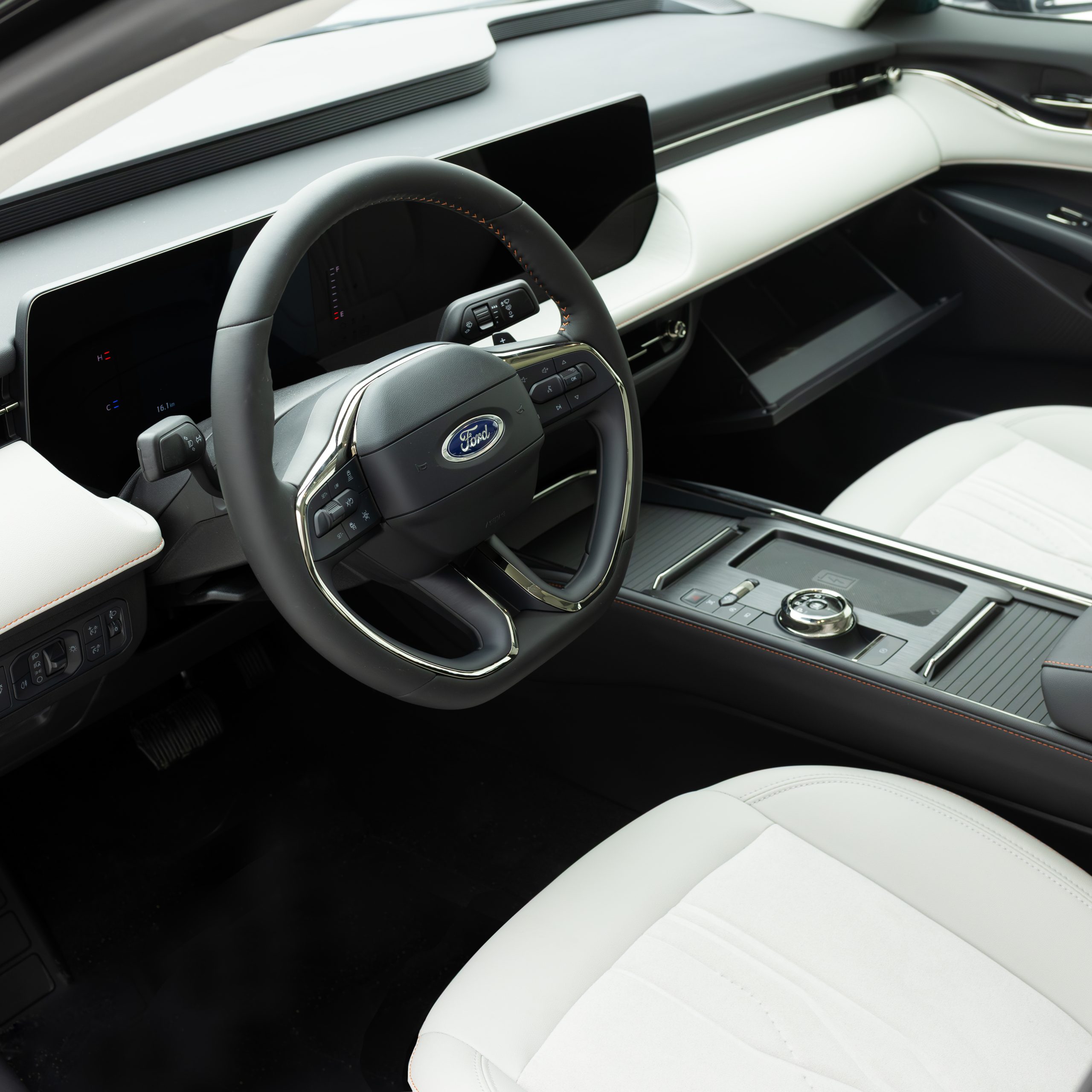 فورد – تورس تيتانيوم – 2000 سي سي 2026