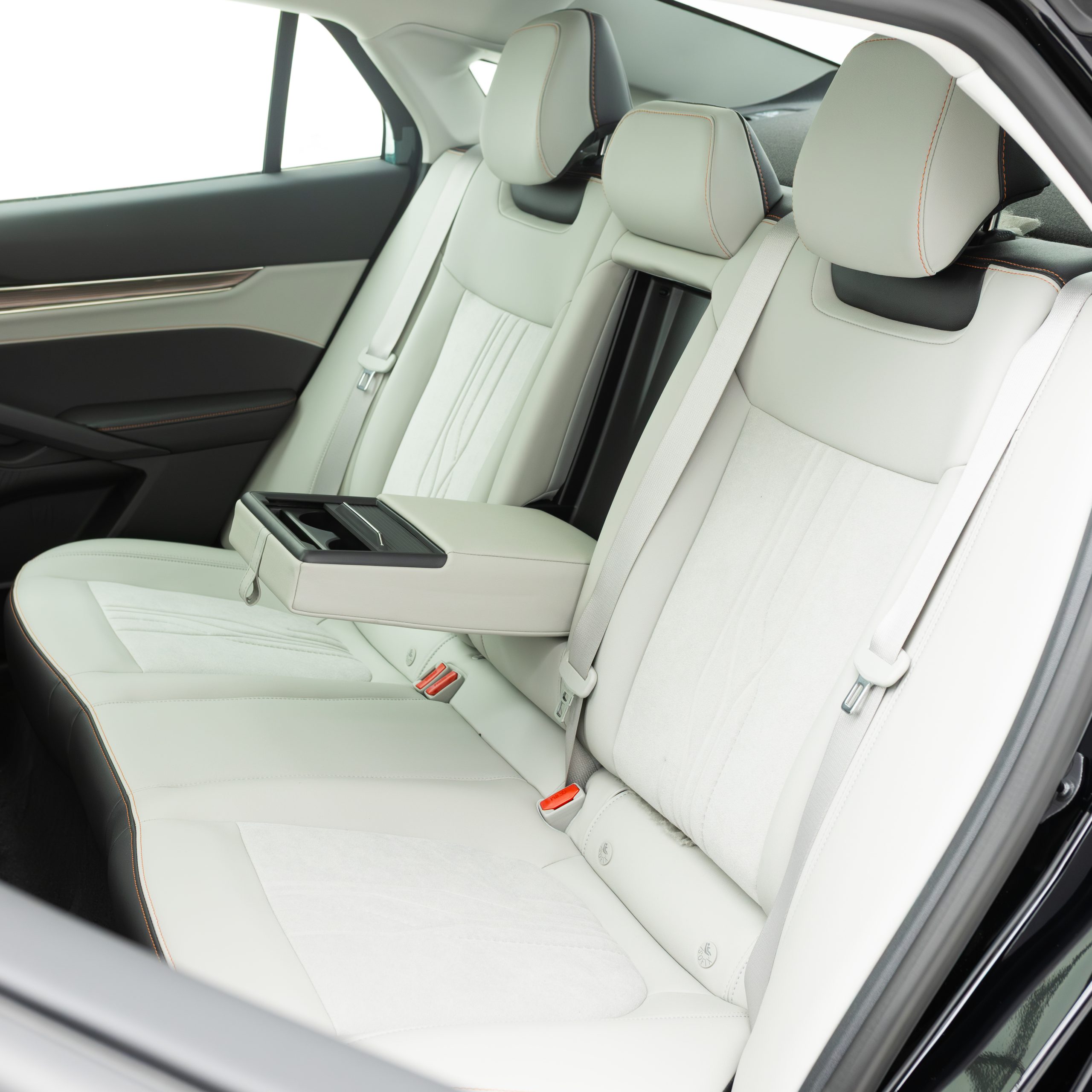 فورد – تورس تيتانيوم – 2000 سي سي 2026