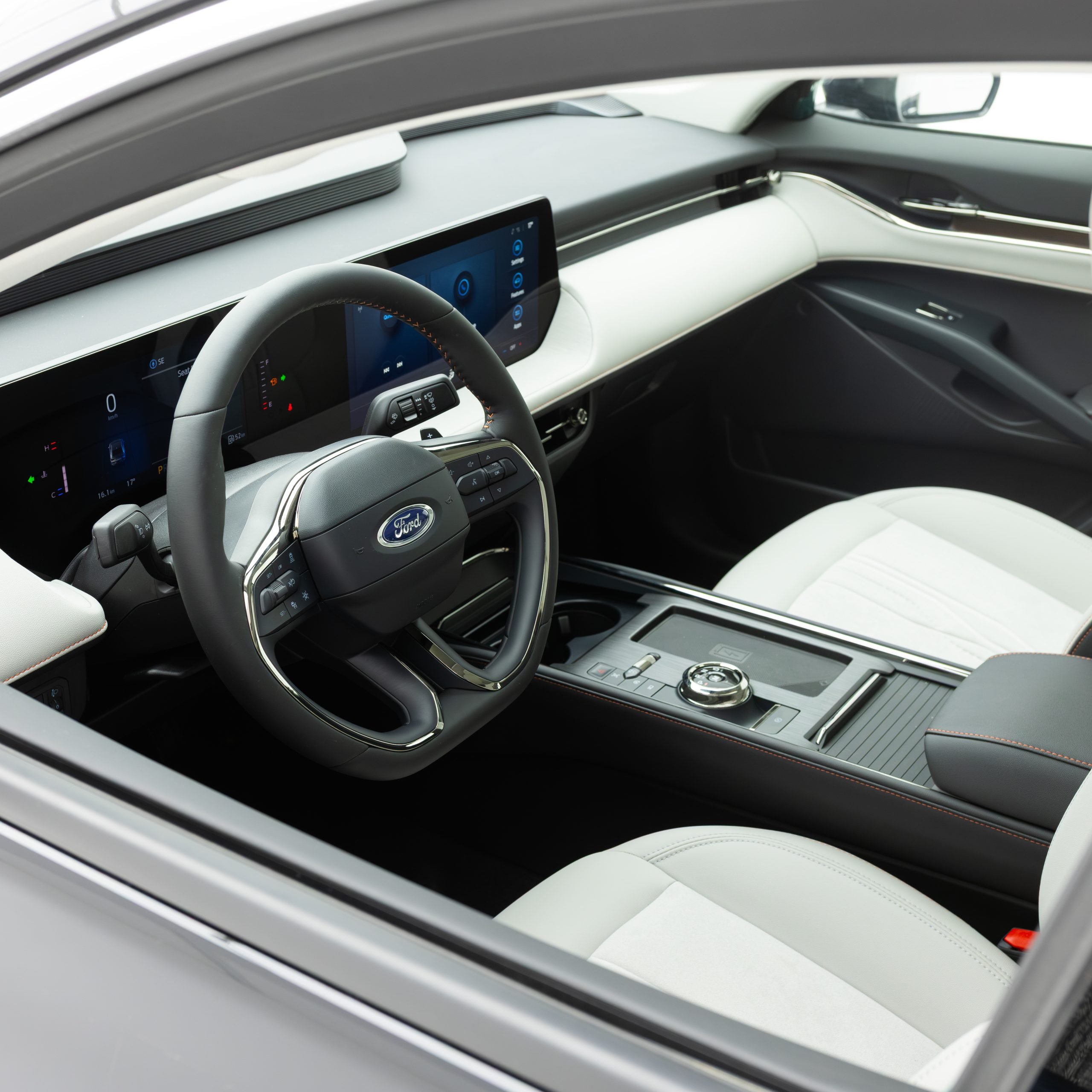 فورد – تورس تيتانيوم – 2000 سي سي 2026